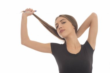 güzel genç saçlarını at kuyruğu beyaz arka planda tutan