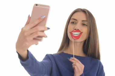 Selfie komik kağıt dudaklı alarak güzel kız