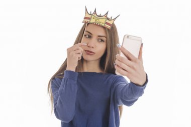 Selfie kağıt taç ile sopa alarak güzel kız