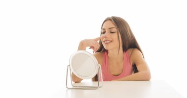 burnunu ayna önünde dokunmadan güzel ve genç birbayan. izole