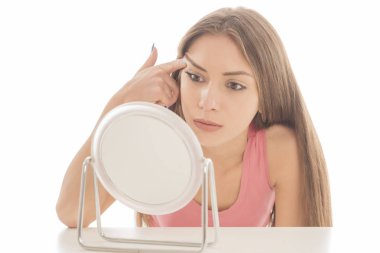 güzel genç kadın bir ayna önünde kaşlarını kaldırma