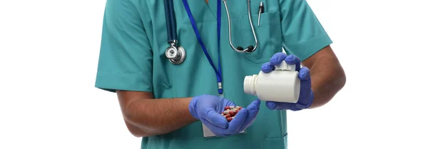 Médico Masculino Con Pastillas Aislado Sobre Fondo Blanco —  Fotos de Stock