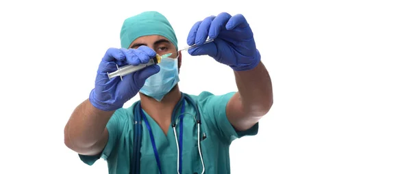 Doctor Sosteniendo Una Jeringa Aislado Sobre Fondo Blanco —  Fotos de Stock