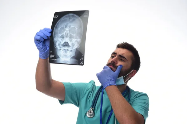 Radiologista Verificando Raio Isolado Fundo Branco — Fotografia de Stock