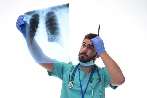 Radiologiste Vérifiant Radiographie Des Poumons Isolé Sur Fond Blanc — Photo