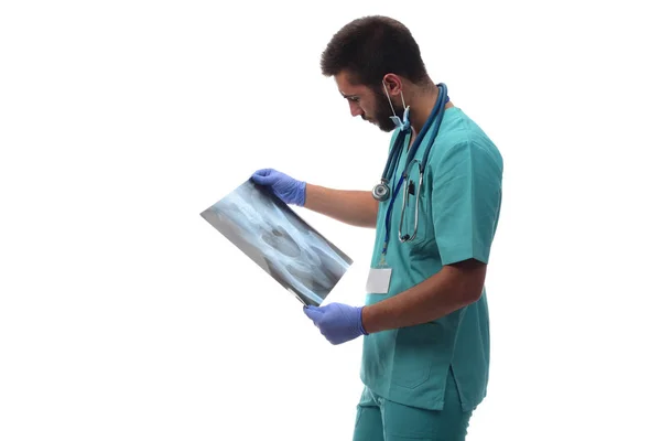 Мужчина Рентгенолог Проверяющий Рентген Коксофеморальной Кости Выделен Белом Фоне — стоковое фото