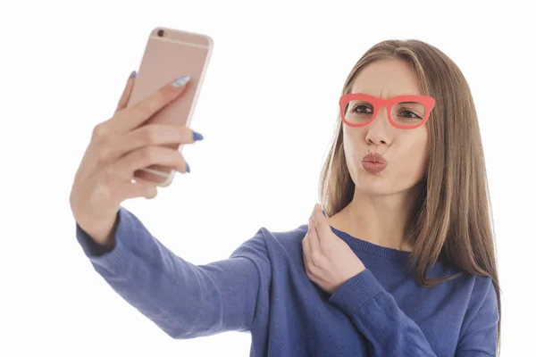 Schönes Mädchen Macht Selfie Mit Papierbrille — Stockfoto