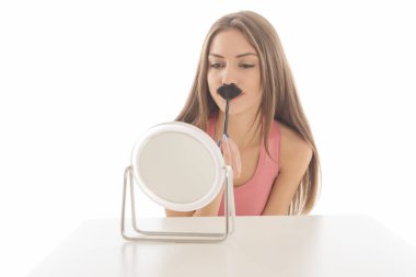 Makyaj uygulanması, bir fırça ve ayna kullanarak genç güzel kadın