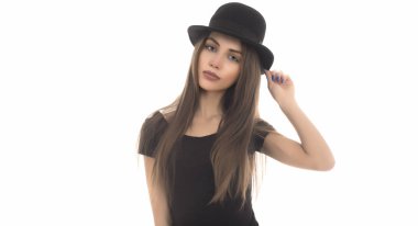 Beyaz arka plan üzerinde şapkalı güzel genç kız