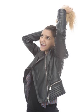 şık sarışın kadın stüdyoda poz deri ceketli. Beyaz arka plan üzerinde izole