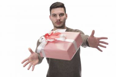 Beyaz arka plan üzerinde izole mevcut kutusuyla yakışıklı delikanlı