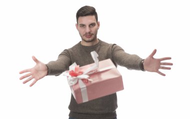 Beyaz arka plan üzerinde izole mevcut kutusuyla yakışıklı delikanlı