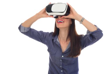 Sanal gerçeklik gözlüklü kadın. Geleceğin teknolojisi kavramı.