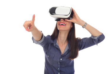 Sanal gerçeklik gözlüklü kadın. Geleceğin teknolojisi kavramı.