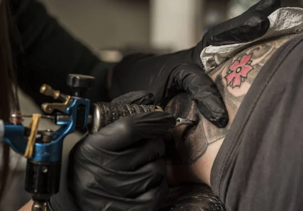 Tattoo Artist Makes Professional Client — Stock Photo, Image
