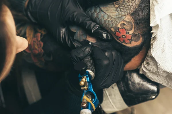 Татуировщик Татуировками Бородой — стоковое фото