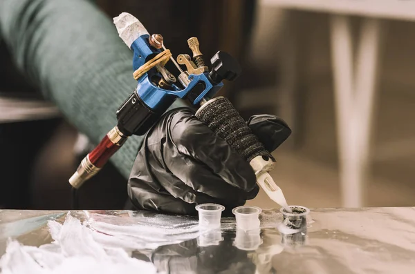 Tattoo Artist Holding Een Tattoo Machine Zwarte Steriele Handschoen — Stockfoto