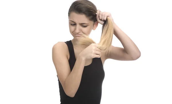 Uma Jovem Olhar Para Pontas Duplas Cabelo Longo Danificado — Fotografia de Stock