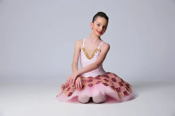 Vacker Flicka Balettdansös Poserar Studio — Stockfoto