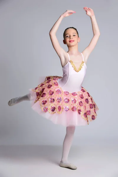 Vacker Flicka Balettdansös Poserar Studio — Stockfoto