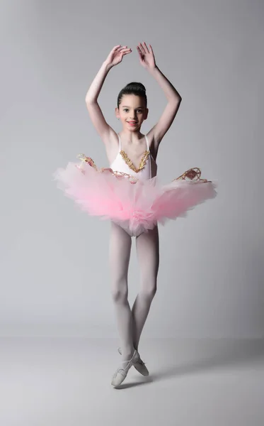 美丽的女孩芭蕾舞演员 在画室里摆姿势 — 图库照片