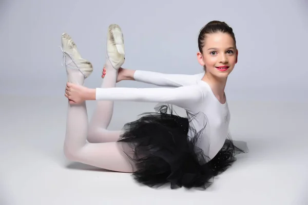 Hermosa Bailarina Ballet Posando Estudio — Foto de Stock