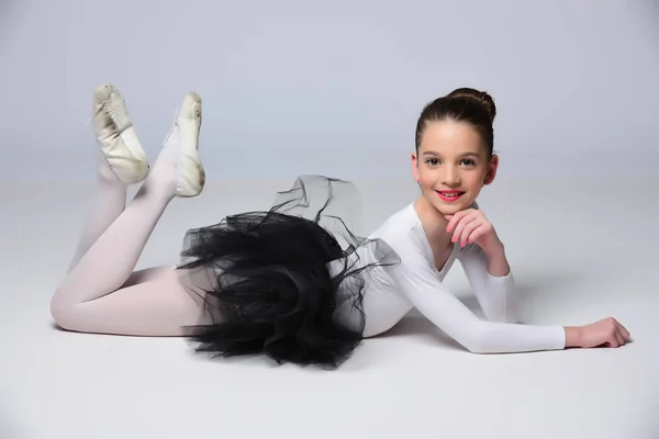 美丽的女孩芭蕾舞演员 在画室里摆姿势 — 图库照片