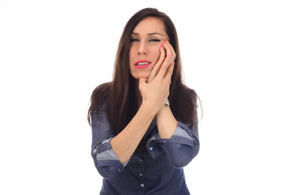 Kadın duygu diş ağrısı. Güçlü diş ağrısı acı güzel üzgün kız closeup. Diş sağlığı ve bakımı kavramı. 