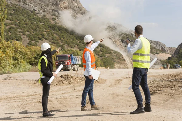 Ingenieure Auf Der Baustelle Industrielle Sprengungen Auf Einer Baustelle — Stockfoto