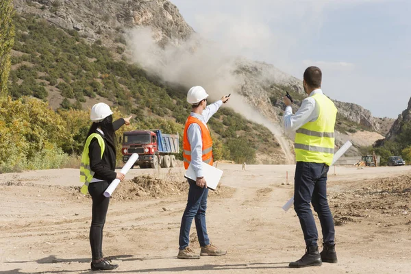 Μηχανικοί Εργοτάξιο Βιομηχανική Ανατινάξεις Ένα Εργοτάξιο — Φωτογραφία Αρχείου