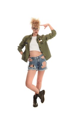 Studio poz komik şık sarışın kadın. Beyaz arka plan üzerinde izole