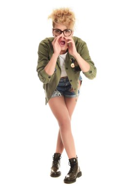 Studio poz komik şık sarışın kadın. Beyaz arka plan üzerinde izole