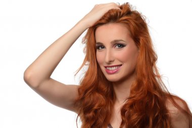 Güzel genç kadın ile zarif uzun kırmızı parlak saçlar, saç modeli