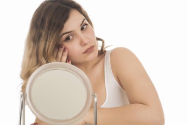 genç bir kadın yüzüne ayna denetleme