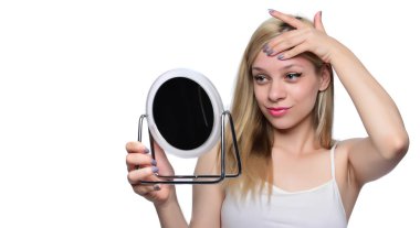 genç bir kadın yüzüne ayna denetleme