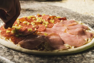 Jambon ve biberli pizza hazırlama
