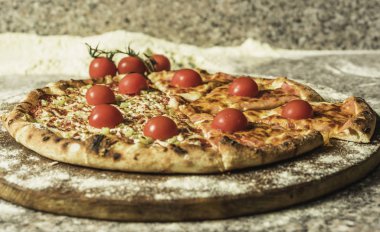 Sıcak büyük lezzetli pizza eriyen peynir, domates ve Parmesan peyniri ile