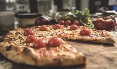 Sıcak büyük lezzetli pizza eriyen peynir, domates ve Parmesan peyniri ile