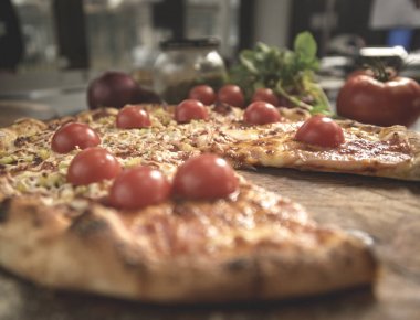 Sıcak büyük lezzetli pizza eriyen peynir, domates ve Parmesan peyniri ile