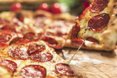 Taze iştah açıcı pizza, görünümü kadar yakın