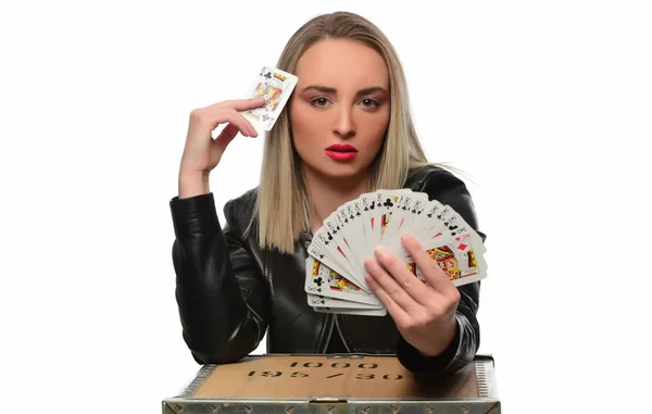 Mujer Joven Elegante Chaqueta Cuero Jugando Póquer — Foto de Stock