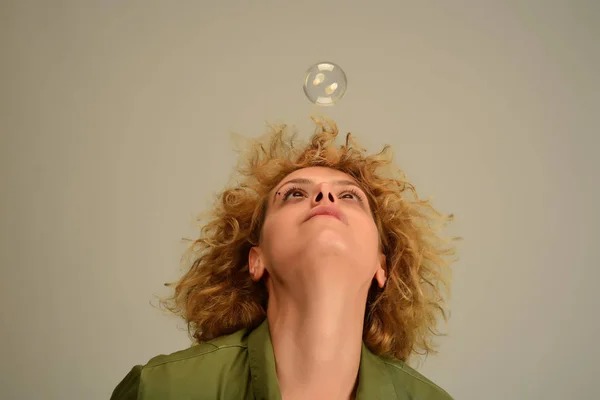 Aantrekkelijke Blonde Vrouw Zeepbellen Maken Geïsoleerd Witte Achtergrond — Stockfoto