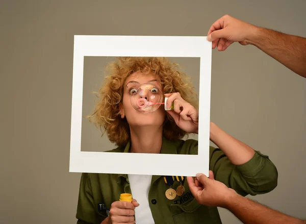 Atractiva Mujer Rubia Haciendo Burbujas Jabón — Foto de Stock