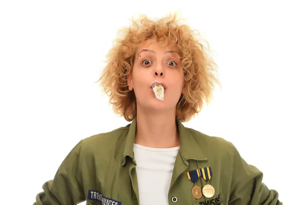 Atraktivní Blondýna Žena Dělat Bublinu Žvýkačky — Stock fotografie