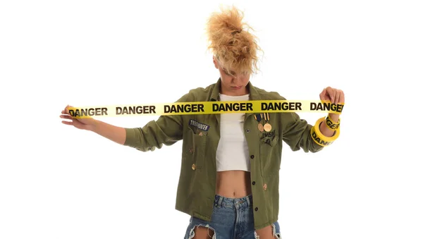 Młoda Blond Kobieta Trzyma Niebezpieczeństwa Taśmę Pozowanie Studio Białym Tle — Zdjęcie stockowe