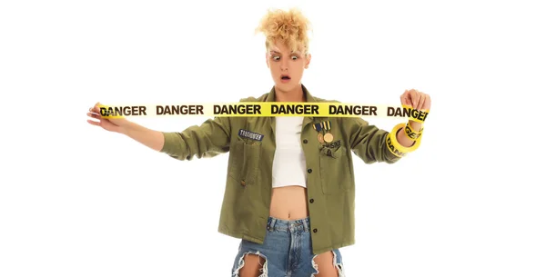 Junge Blonde Frau Mit Einem Gefahrenband Posiert Studio Auf Weißem — Stockfoto