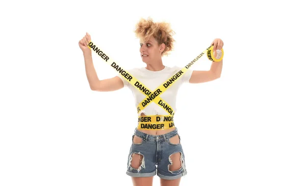 Junge Blonde Frau Mit Einem Gefahrenband Posiert Studio Auf Weißem — Stockfoto