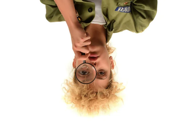 Kobieta Blonde Pozowanie Studio Szkło Powiększające Białym Tle — Zdjęcie stockowe