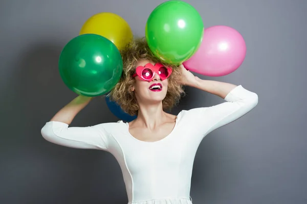 Szczęśliwy Śmieszne Kobieta Blonde Gospodarstwa Balony — Zdjęcie stockowe