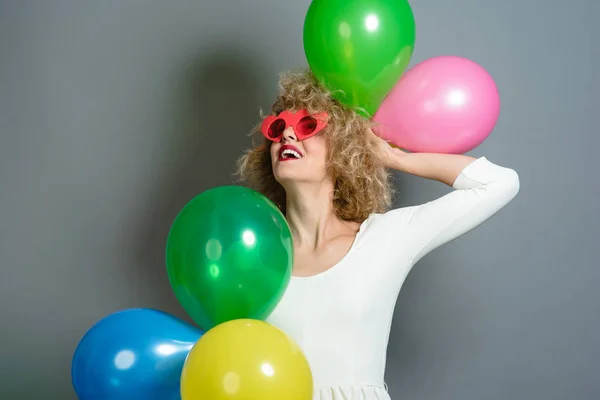Szczęśliwy Śmieszne Kobieta Blonde Gospodarstwa Balony — Zdjęcie stockowe